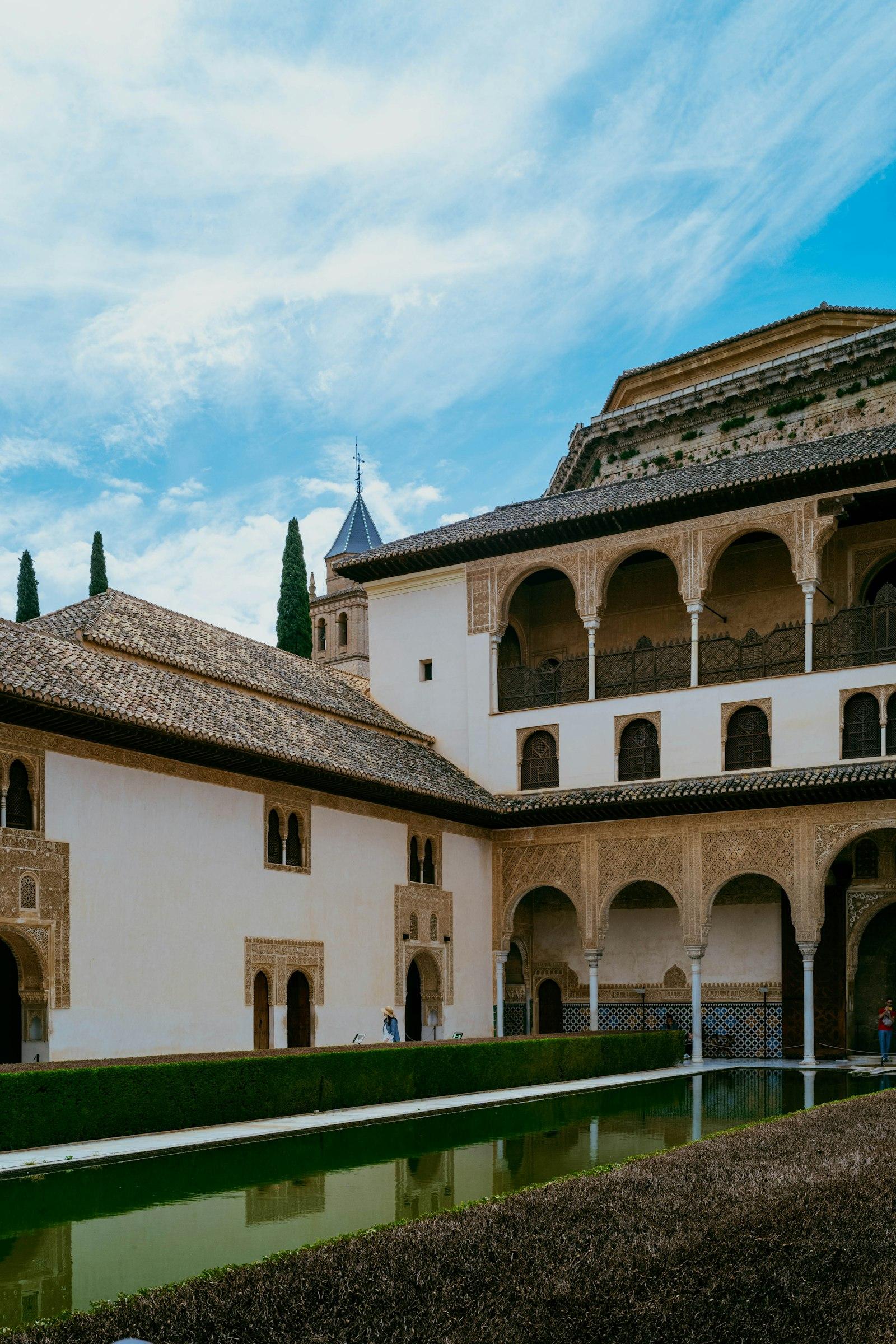 Patio andaluz con arcos, escenario de bodas en Sevilla